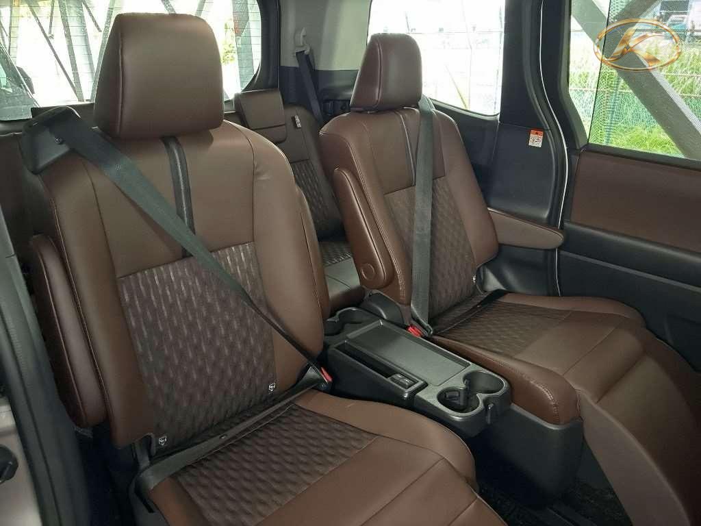 2023 Toyota Noah Hybrid Z (2023)General Information:toyota Noah  Hybrid Z Beige photo 7