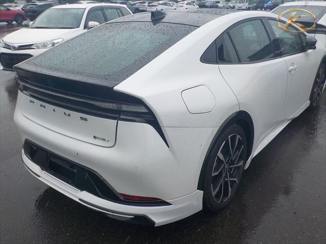2023 Toyota Prius Phev Z Pearl photo 3