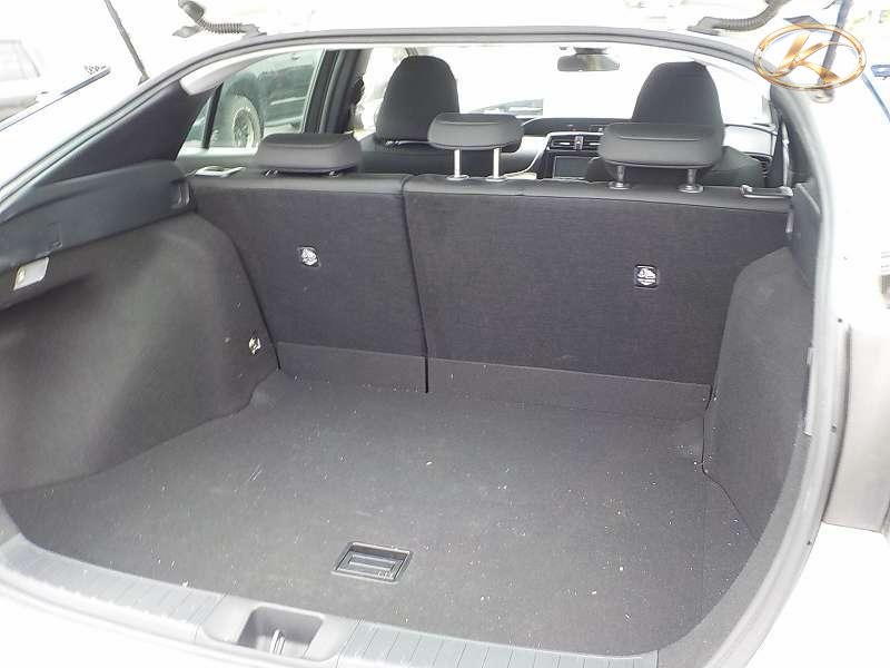 2020 Toyota Prius White photo 8