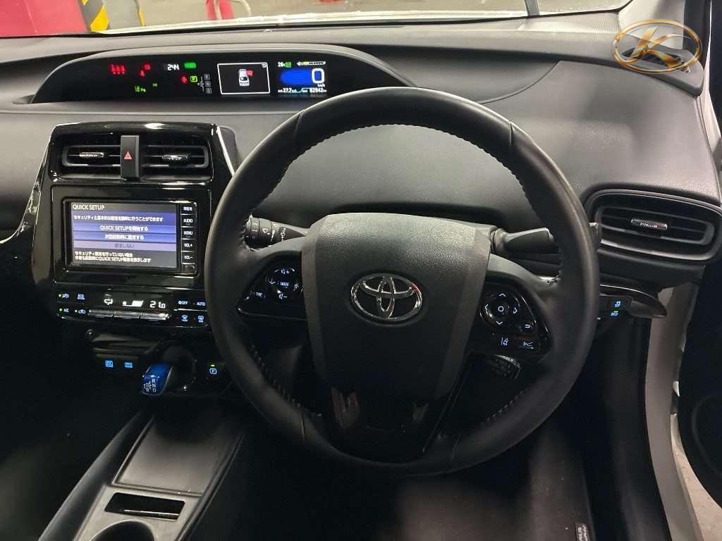 2021 Toyota Prius White photo 5
