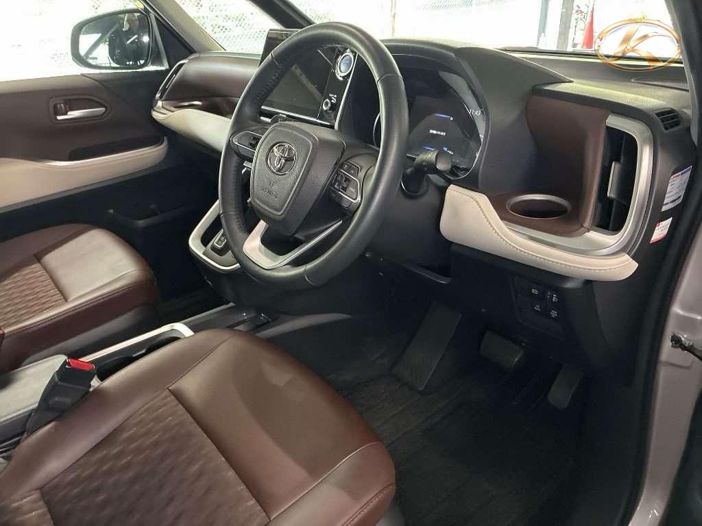 2023 Toyota Noah Hybrid Z (2023)General Information:toyota Noah  Hybrid Z Beige photo 5