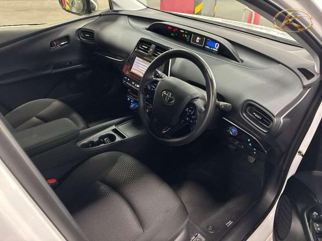 2021 Toyota Prius White photo 6