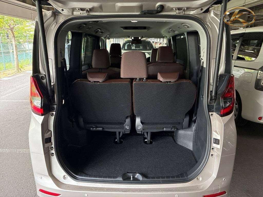 2023 Toyota Noah Hybrid Z (2023)General Information:toyota Noah  Hybrid Z Beige photo 8