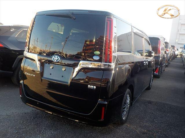 2020 Toyota  Esquire Black photo 3