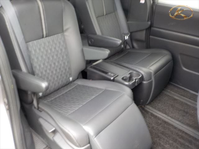 2024 Toyota Noah Grea photo 6