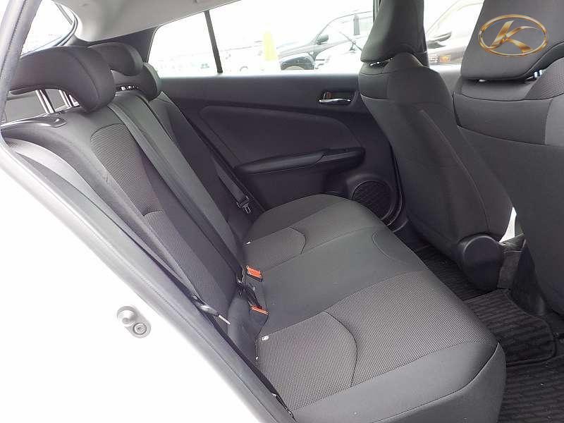 2020 Toyota Prius White photo 7