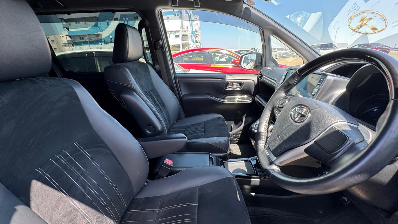 2020 Toyota Esquire Black photo 6