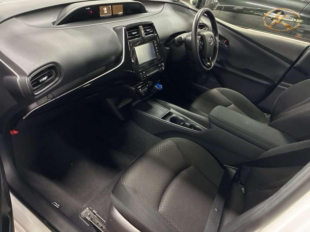 2021 Toyota Prius White photo 8